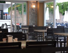Restaurant & Bar